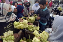Pedagang kulit ketupat musiman