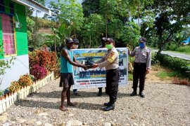 Polisi Nabire berikan sembako kepada warga empat kampung