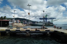 PIntu gerbang pelabuhan Slamet Riyadi Ambon tertutup rapat