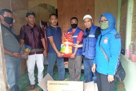 Dinsos bersama Tagana bantu korban kebakaran di Sungaibuluh