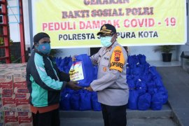 Polresta Jayapura Kota berbagi sembako kepada pengojek daring