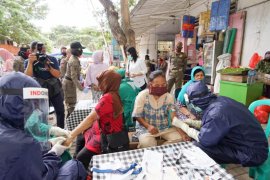 Pedagang dan pengunjung pasar di Banyuwangi dites cepat, enam orang reaktif