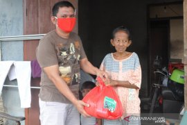 Komunitas "Forex Trader" Belitung Timur salurkan 500 paket sembako