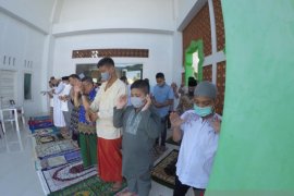 Dengan protokol, sejumlah masjid di Padang adakan shalat Idul Fitri