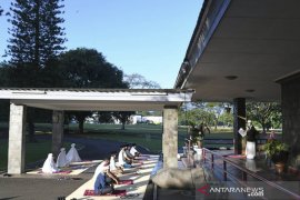 Presiden Jokowi laksanakan Shalat Idul Adha di halaman depan Wisma Bayurini