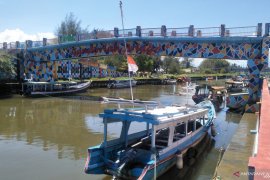 Akibat pandemi COVID-19 sejumlah nakhoda dan ABK kapal wisata Pariaman kembali jadi nelayan