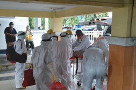 Wali Kota Tidore Kepulauan dirujuk ke Ternate gunakan protokol COVID-19