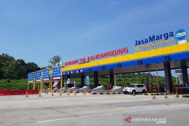 Petugas masih putar balik kendaraan pemudik di  Gerbang Kalikangkung
