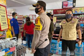Tim Gugus COVID-19 Bantaeng imbau petugas supermarket tetap gunakan masker