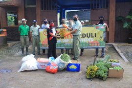 Velozity berikan donasi ke 11 kebun binatang di Indonesia