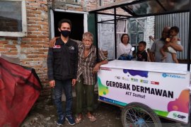ACT Sumut beri bantuan gerobak kepada penjual keripik
