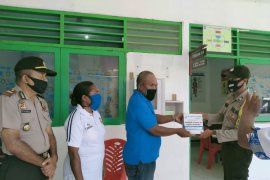 Polsek Warsa salurkan APD bantuan Ketua Umum Bhayangkari dan OASE