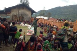 TNI-Polri bantu penyaluran beras warga Sinak terdampak COVID-19