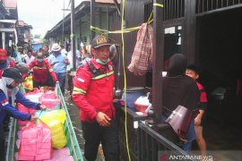 Relawan salurkan makanan untuk korban banjir  di Samarinda