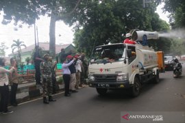 Ada pedagang positif COVID-19, PMI Jabar semprot disinfektan Pasar Antri Kota Cimahi