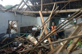 Gelombang tinggi merusak rumah dan warung di Pantai Payangan Jember