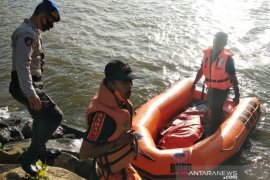 Korban tenggelam asal Desa Masjid mengapung di permukaan laut