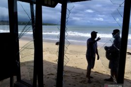 Gelombang pasang rusak kafe di Jimbaran-Bali