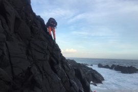 2 pemancing terjebak di atas tebing Pantai Sekongkang, Basarnas kerahkan helikopter