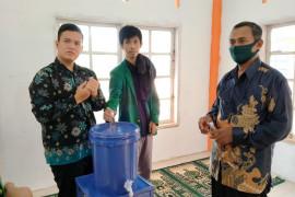 Mahasiswa KKN Tematik Universitas Andalas Padang produksi hand sanitizer dari daun sirih