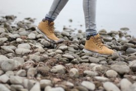Jaga sepatu agar tak jadi media penularan corona