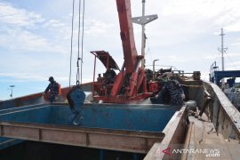 Cegah COVID-19, Lanal Ranai semprotkan disinfektan ke kapal kargo