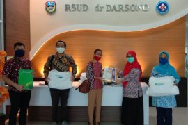 BPJAMSOSTEK Madiun bantu APD dan ribuan masker peduli penanganan COVID-19