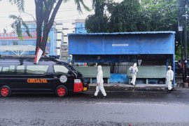 Cegah penyebaran COVID-19, Sat Brimob Polda Sumut semprot disinfektan halte di Medan