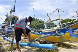 Nelayan tidak melaut karena gelombang tinggi