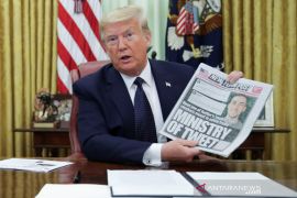 Twitter beri peringatan pada cuitan Trump karena "mengagungkan kekerasan"