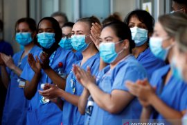 Tenaga medis di Inggris kampanye bahaya COVID-19 dengan Bahasa Indonesia