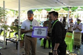 Mentan serahkan obat-obatan atasi flu babi di NTT