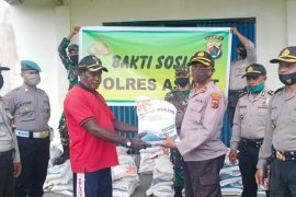 Polres Asmat salurkan beras peduli COVID-19 dari Kapolri ke warga terdampak corona
