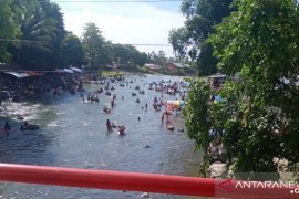 Warga padati wisata pemandian Batee Iliek