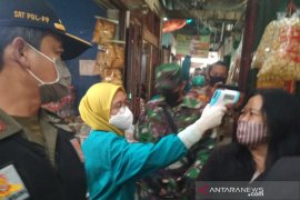 Petugas gabungan sosialisasikan aturan normal baru di pasar tradisional Garut
