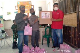 PDI Perjuangan Garut bantu kebutuhan pangan warga yang desanya diisolasi