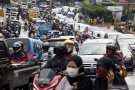 Wisatawan serbu Puncak Cisarua , polisi tak berlakukan 'one way'