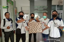 KSP Nasari cabang Padang serahkan bantuan APD untuk dua puskesmas