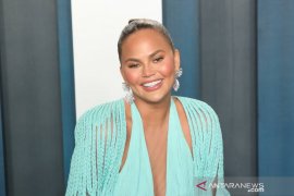 Bebaskan demonstran Floyd, Chrissy Teigen siapkan jaminan Rp2,9 miliar