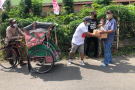 Pospera bagikan paket sembako kepada tukang becak di Bogor