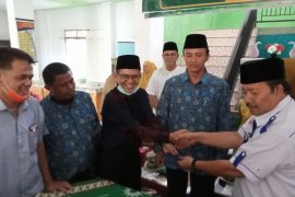 Anggota DPRD Sumbar serahkan satu unit bus untuk Muhammadiyah Agam