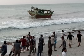 Meski gelombang tinggi, nelayan tetap melaut