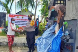 Polres Supiori distribusikan 10 ton beras Mabes Polri ke warga terdampak COVID-19
