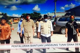 Bupati Kukar Serahkan BLT Dana Desa Muara Kaman