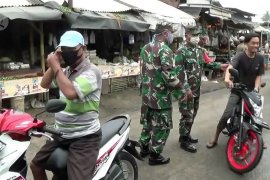 Petugas usir warga Kabupaten Tangerang yang ke pasar tanpa masker
