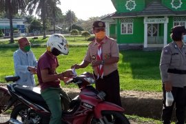 Kegiatan berbagi takjil Pramuka Lingga