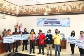 BI Bali dan Rai Wirajaya donasikan 1.200 paket bahan pokok untuk masyarakat