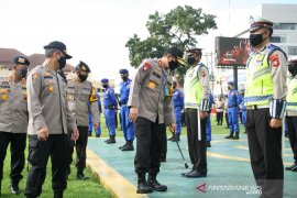 Kapolda Sumsel periksa persiapan personel disiplinkan masyarakat