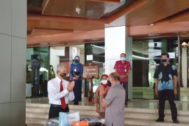 BPJAMSOSTEK Jateng-DIY serahkan APD tenaga medis serta masker dan multivitamin untuk pekerja.