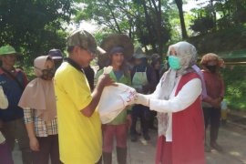 PIA DPRD Provinsi Jambi Bagikan Sembako